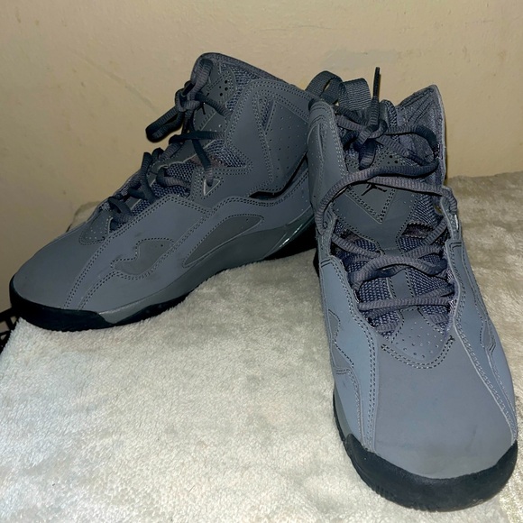 Grey Jordan Tru Flights - Picture 4 of 6
